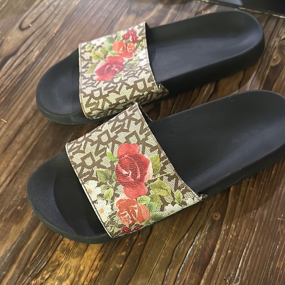 The most comfortable flip-flops on ever wear! The DKNY RARE beatiful rose sandal